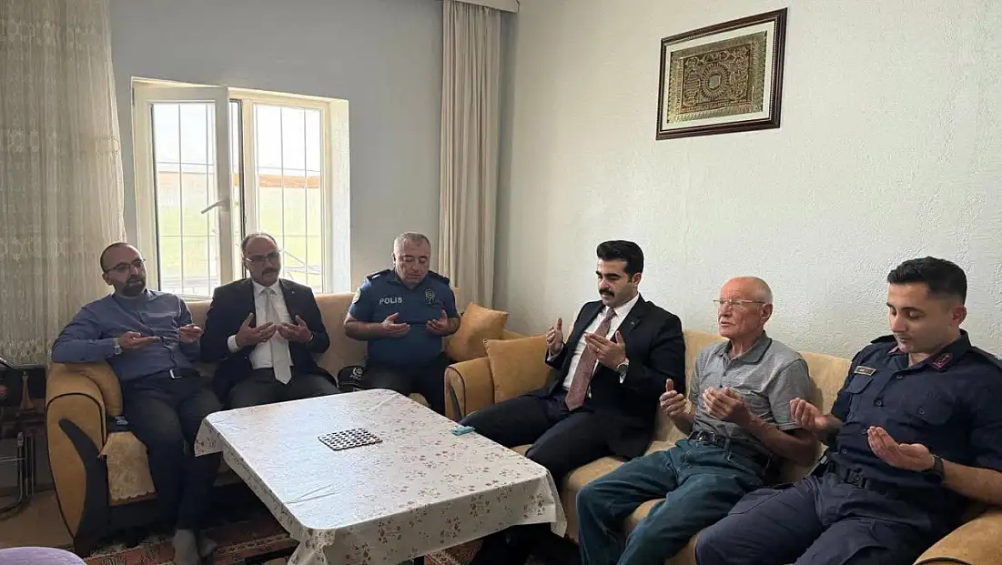 Tomarza'da şehit babalarına anlamlı ziyaret