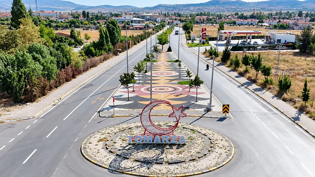 Tomarza’nın girişi rengârenk oldu
