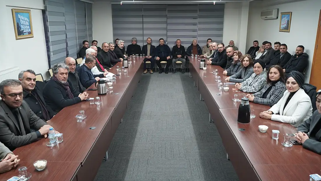 AK Parti Kayseri'de, İl Başkanının tavrı sonrası dikkat çeken görüntü! İğne atsan yere düşmüyor