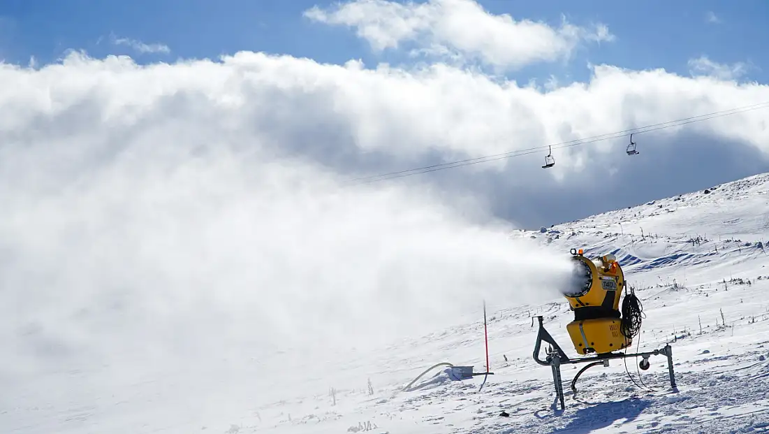 Türkiye’nin zirvesinde 24 saat kar mesaisi