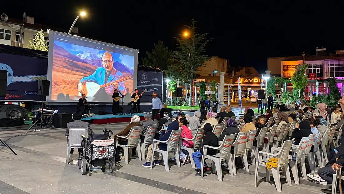 Türkülerle başladı, sinemayla devam etti! Tomarza’da renkli gece