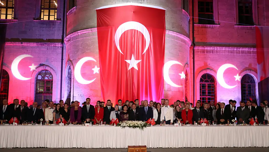 Vali Çiçek'in sözleri damga vurdu! Kayseri’de Zafer Bayramı coşkusu!