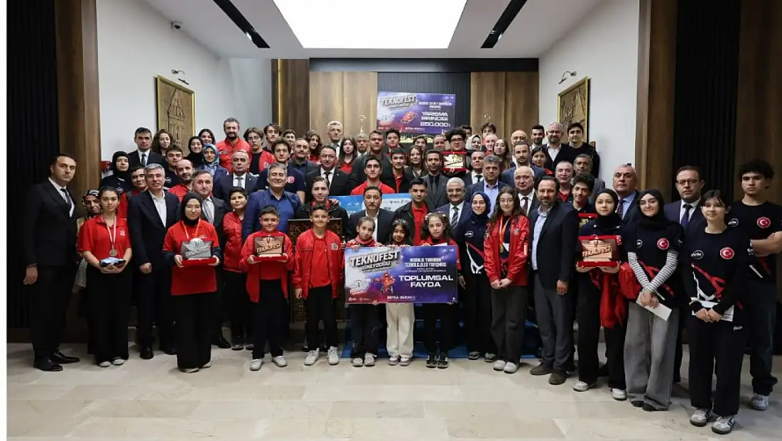 Vali Çiçek, Kayseri'yi gururlandıran öğrencileri ağırladı