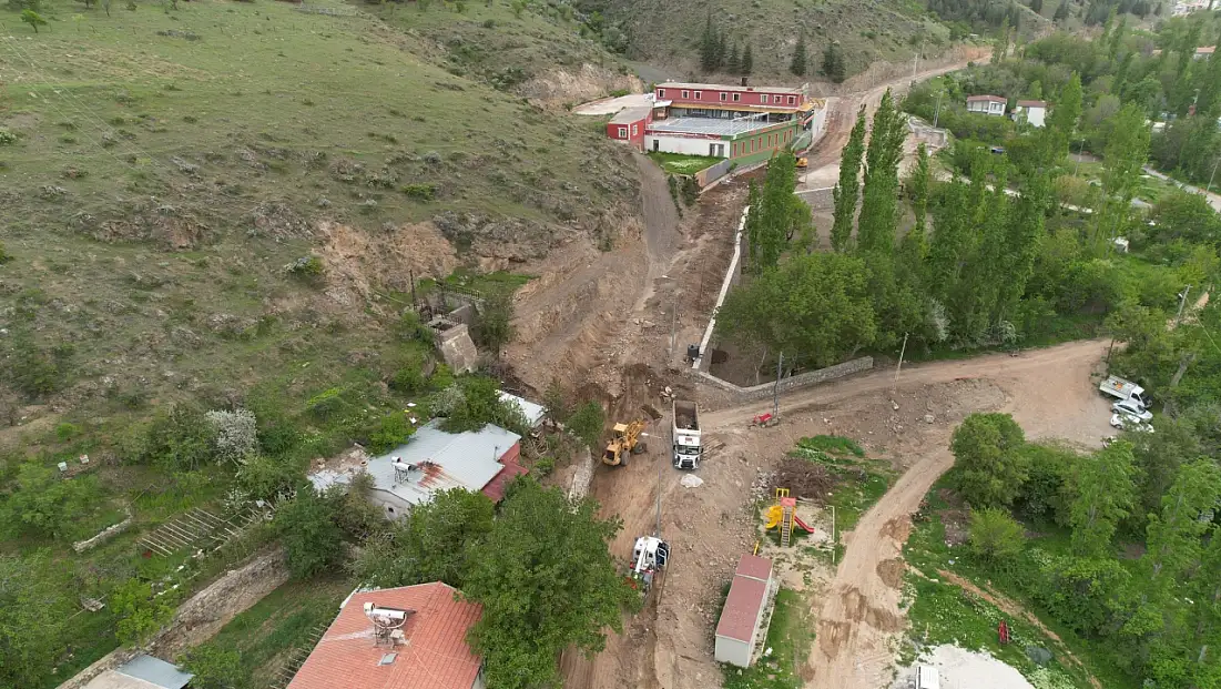 Yahyalı'da yolun altı üstüne geldi! Çalışmalar devam ediyor