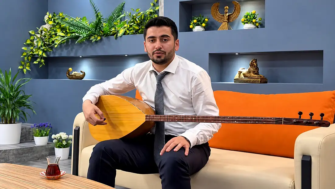 YENİ Parti İl Başkanı sazı eline aldı! Büyük üstadı böyle andı