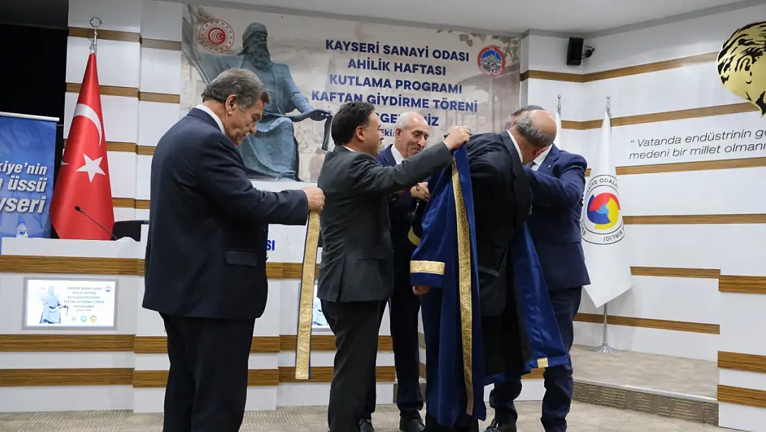 'Yılın Ahisi' kaftanını giydi