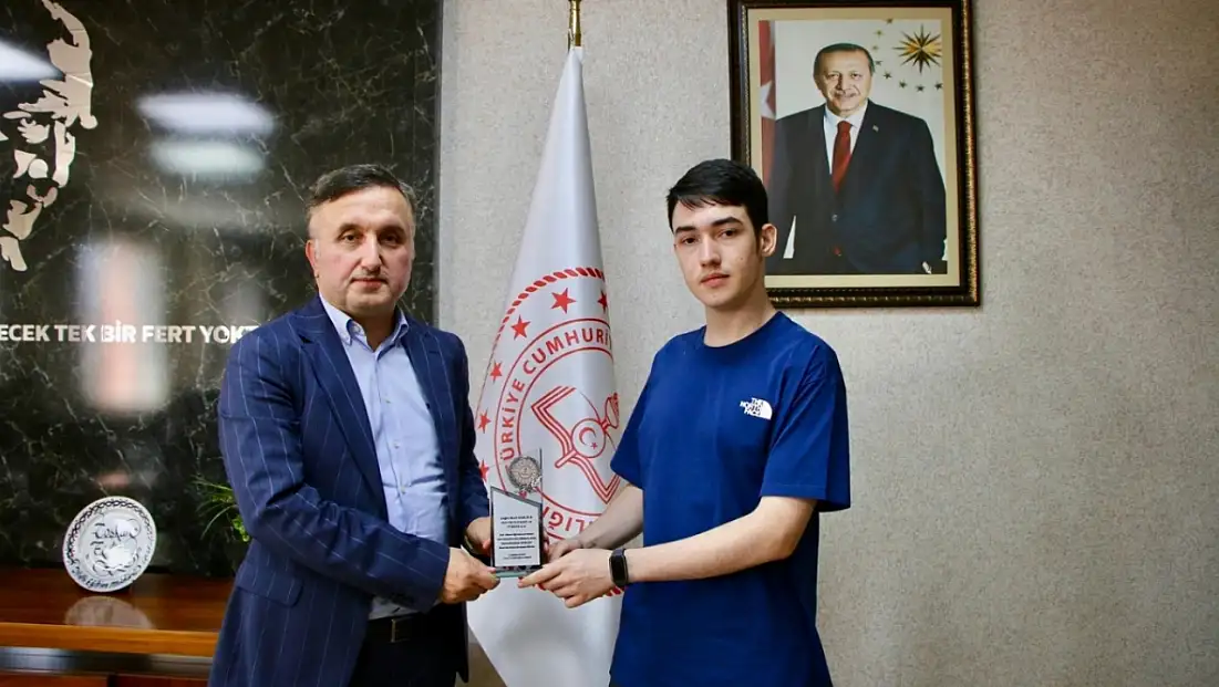 YKS’de Türkiye 6’ncısı olan Kayserili öğrenciye plaket