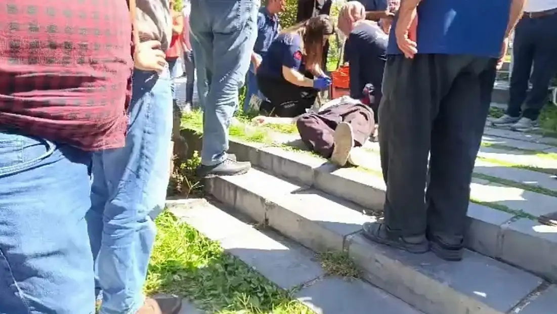 Yürürken bir anda yere yığıldı, gören vatandaş oraya koştu