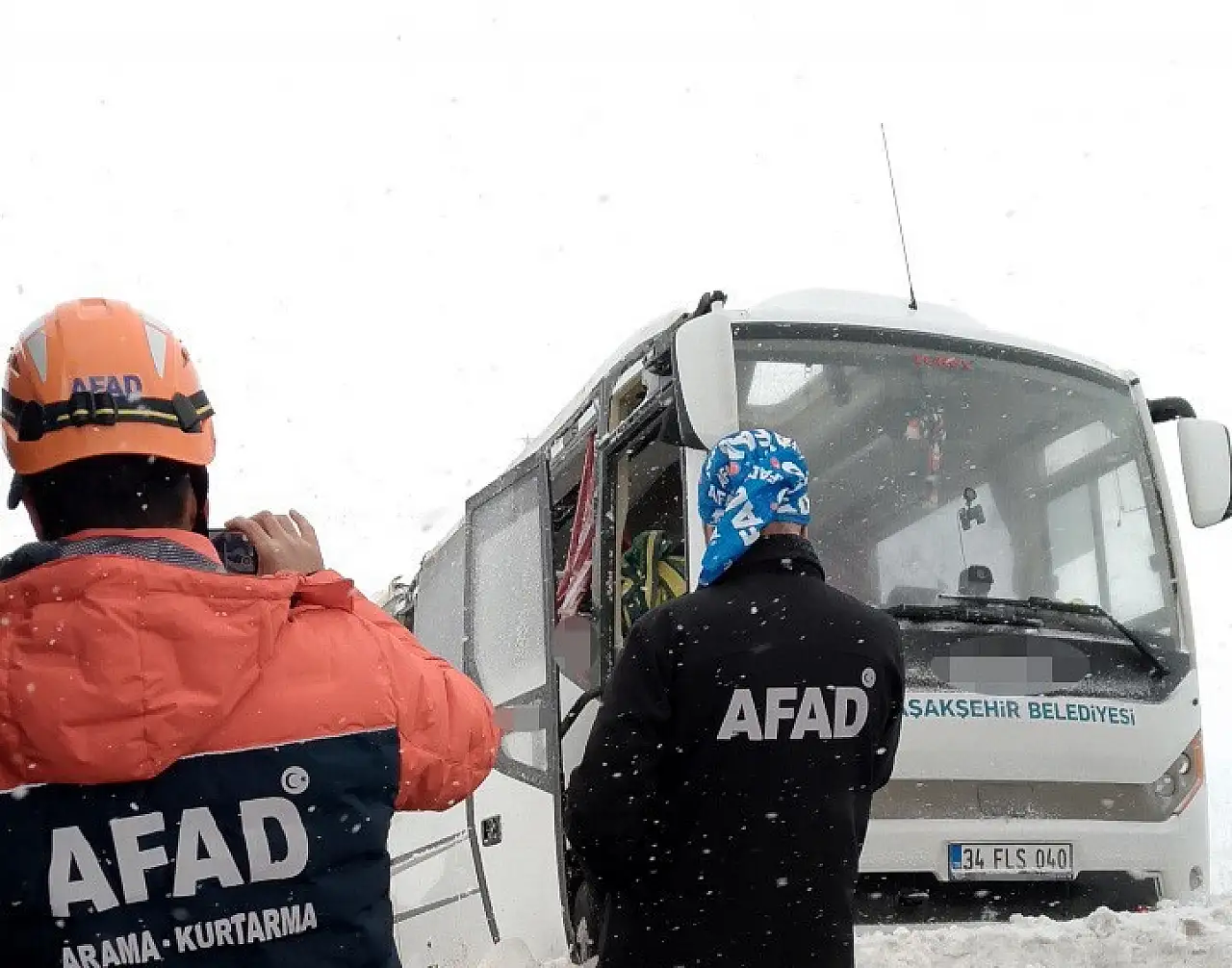 Cenaze taşıyan minibüs devrildi: 22 kişi...