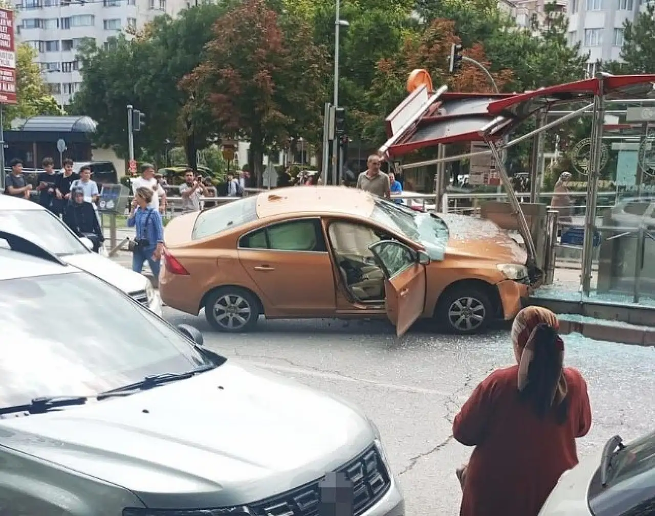 Tramvay beklerken ölümden döndüler