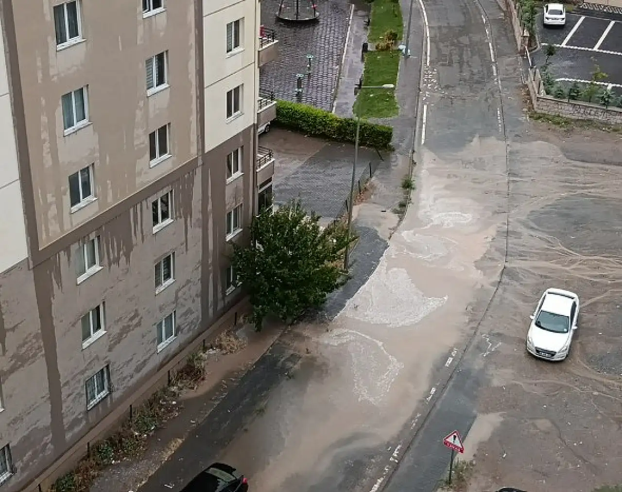 Sağanak Kayseri'yi vurdu: Araçlar ilerlemekte zorlandı