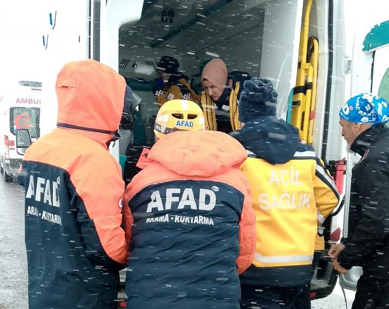 Cenaze taşıyan minibüs devrildi: 22 kişi...