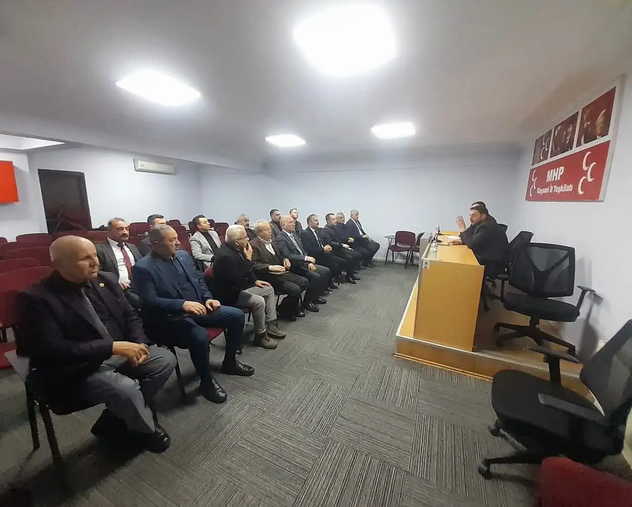 MHP Kayseri İl binasının ışıklarını akşam kim neden yaktı?