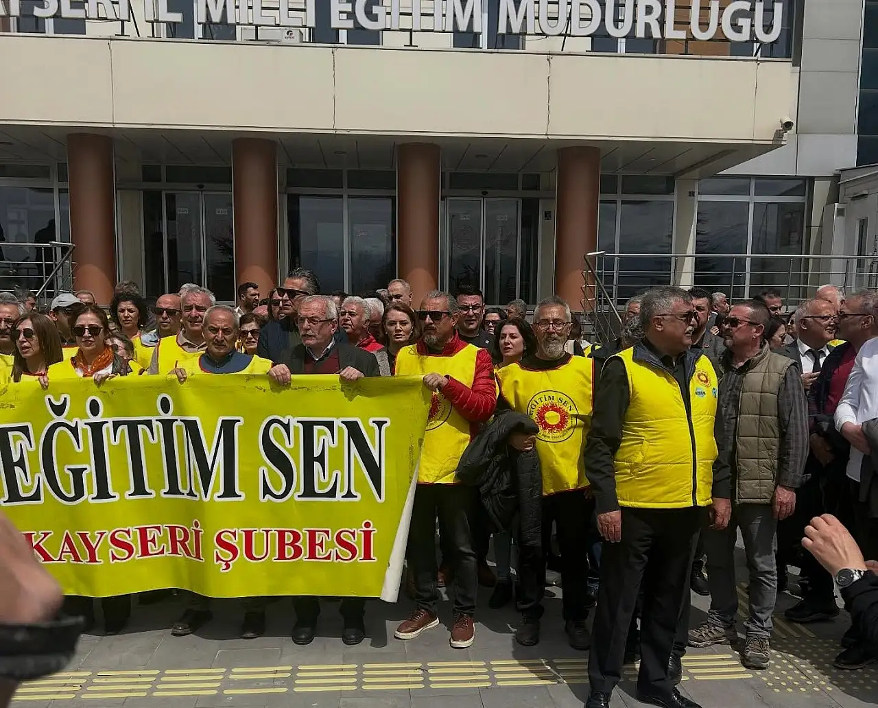 Kayseri'de öğretmenler iş bıraktı! Milli Eğitim Müdürlüğü önünde protesto