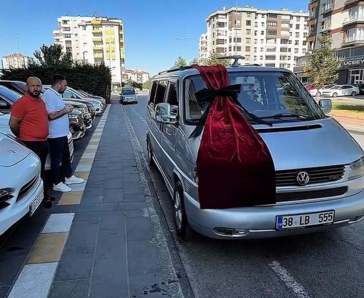 İzleyeni ağlatan vefa! Sosyal medya bu görüntüleri konuşuyor