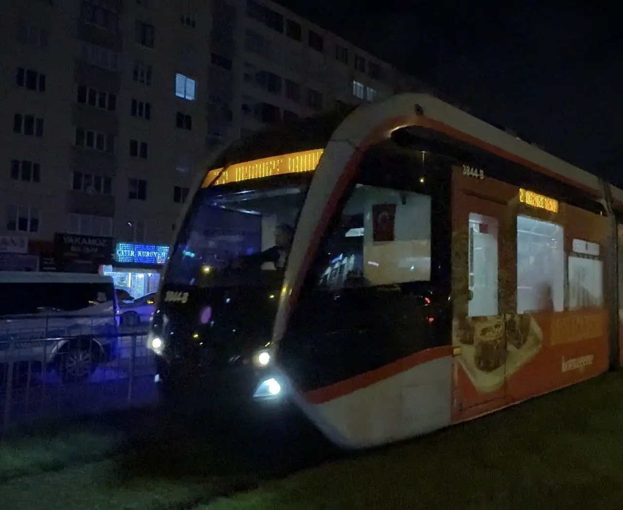 Kayseri'de panik! Silahla vurulan şahıs, tramvaya bindi