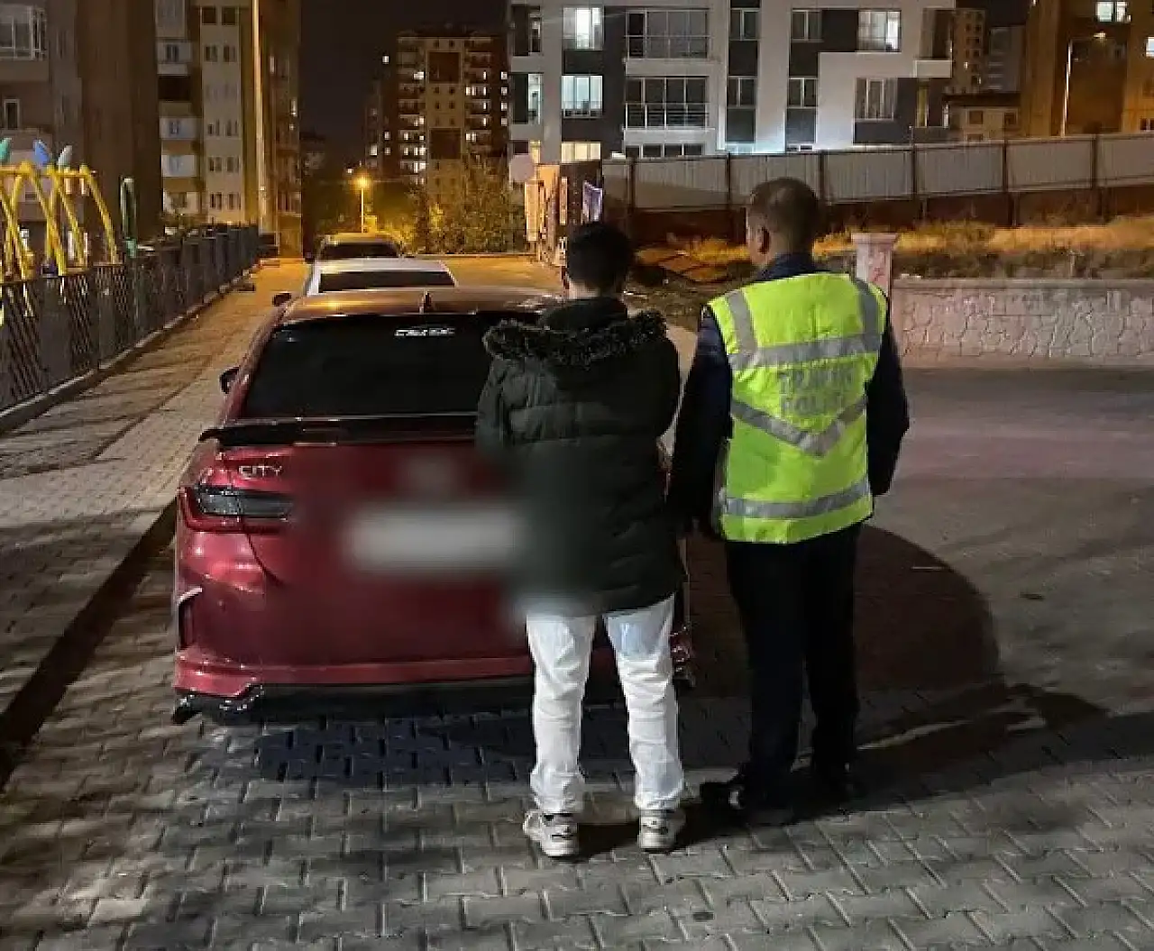 Kayseri'de ayaklarıyla araç kullandı!