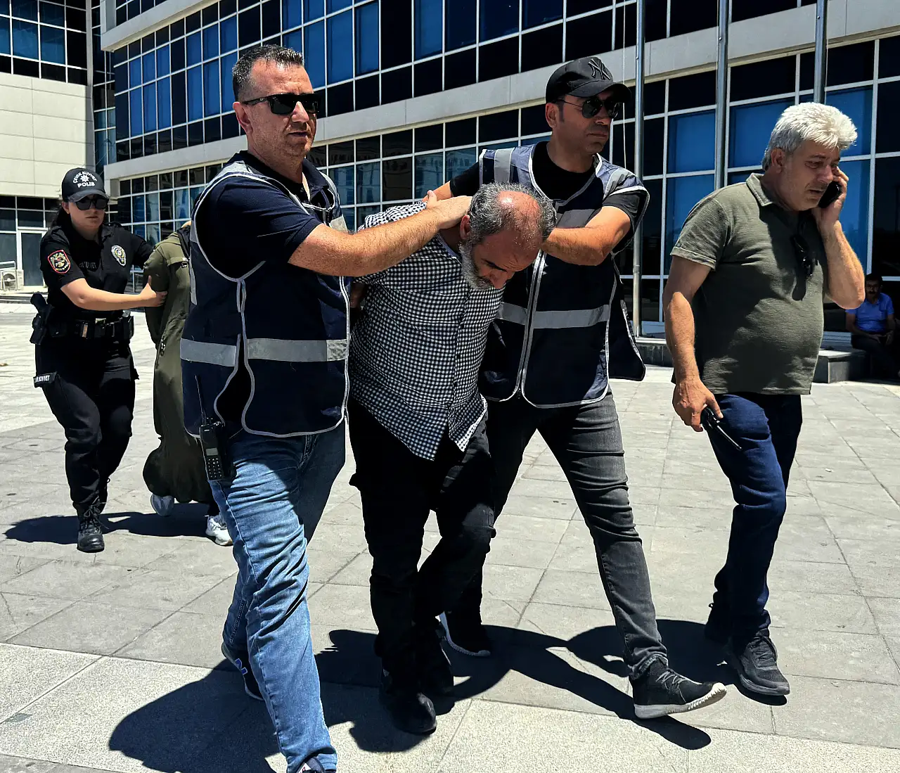 Kayseri'de Atatürk Anıtı'na zarar veren şüphelilerle ilgili yeni gelişme!