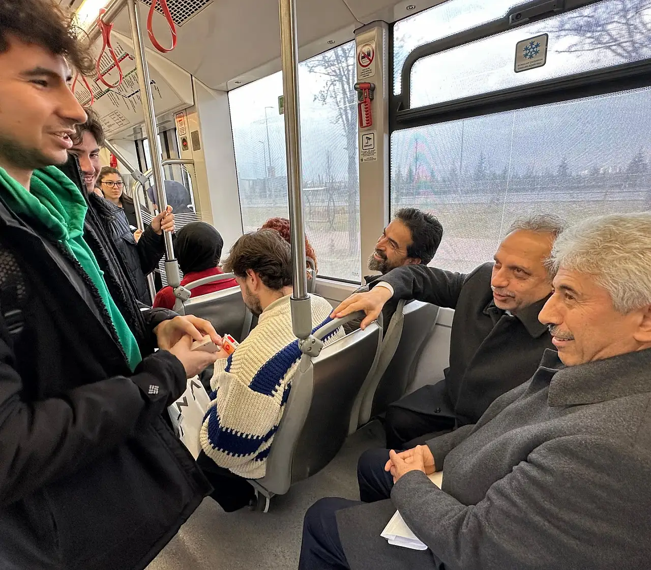 Kayserililer ünlü ismi tramvayda görünce şaşırdı!