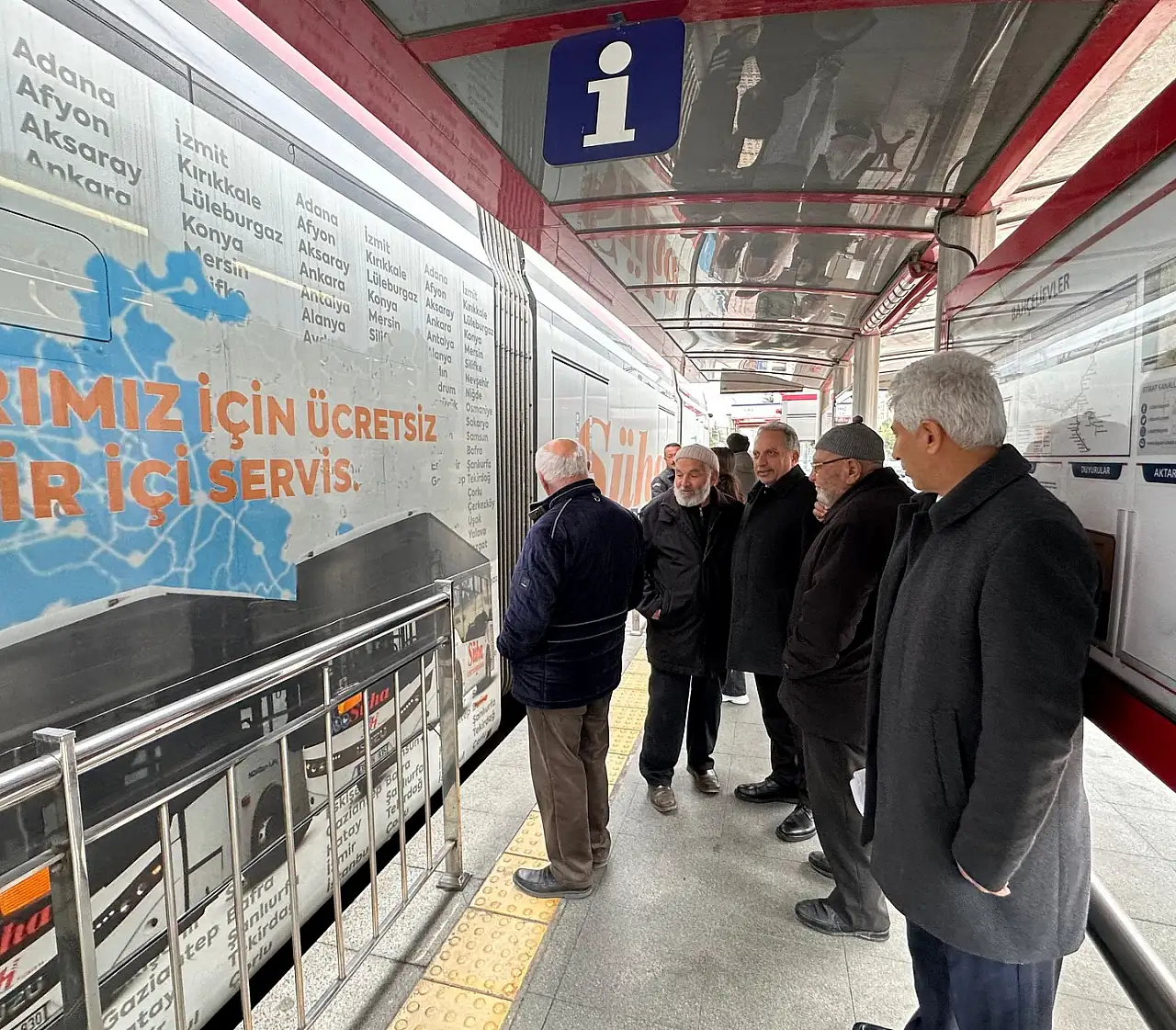 Kayserililer ünlü ismi tramvayda görünce şaşırdı!