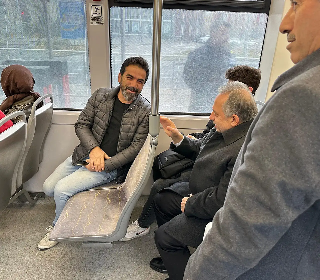 Kayserililer ünlü ismi tramvayda görünce şaşırdı!