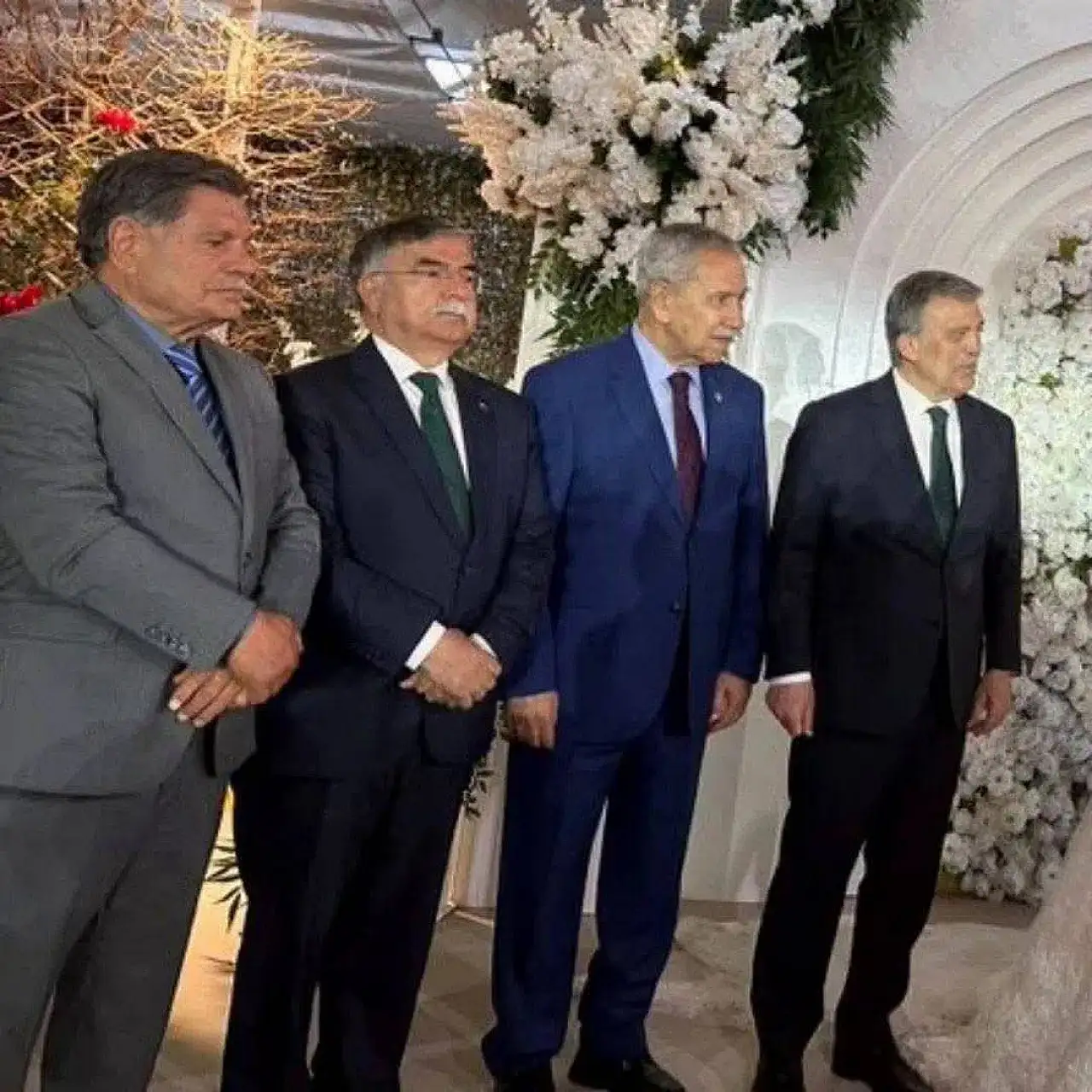 Düğünde dikkat çeken olay! AK Partili vekiller Gül'ün elini sıkmadı