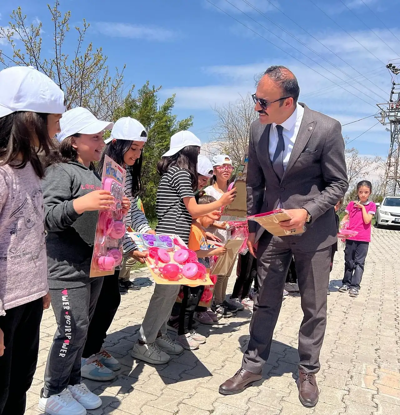 MHP İlçe Başkanlığından çocuklara anlamlı jest