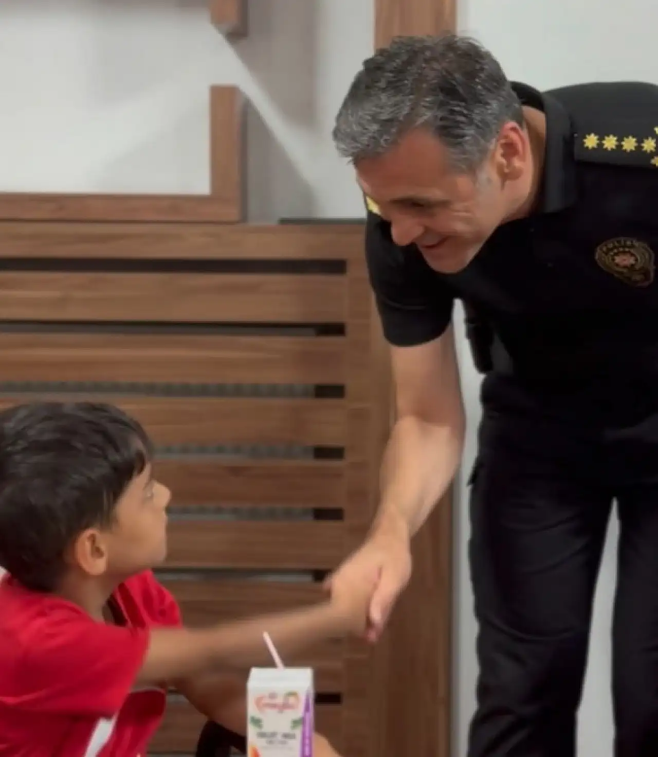 Atanur Aydın'dan minik öğrencilere sürpriz
