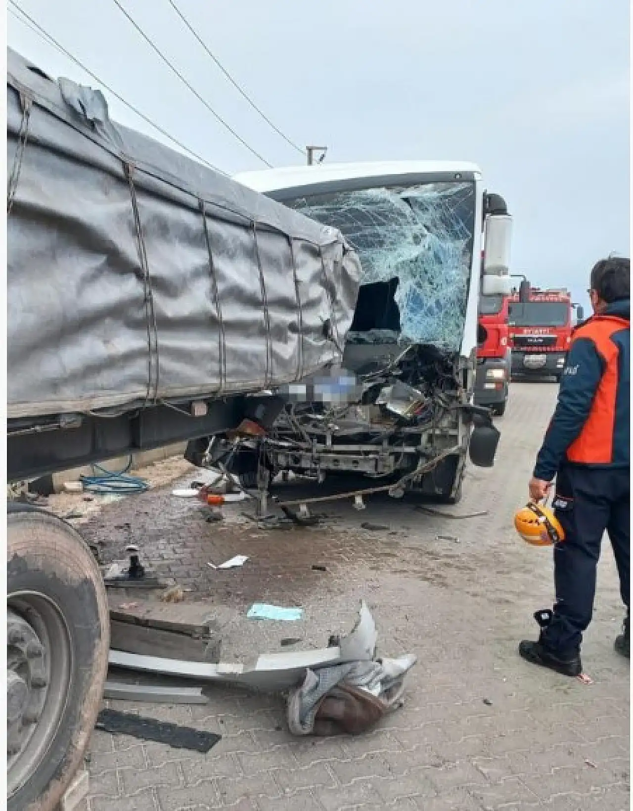 Kayseri'de can pazarı: İşçi servisi tıra çarptı! Çok sayıda yaralı var