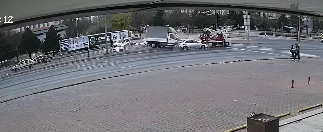 Kırmızı ışıktaki feci kaza kamerada