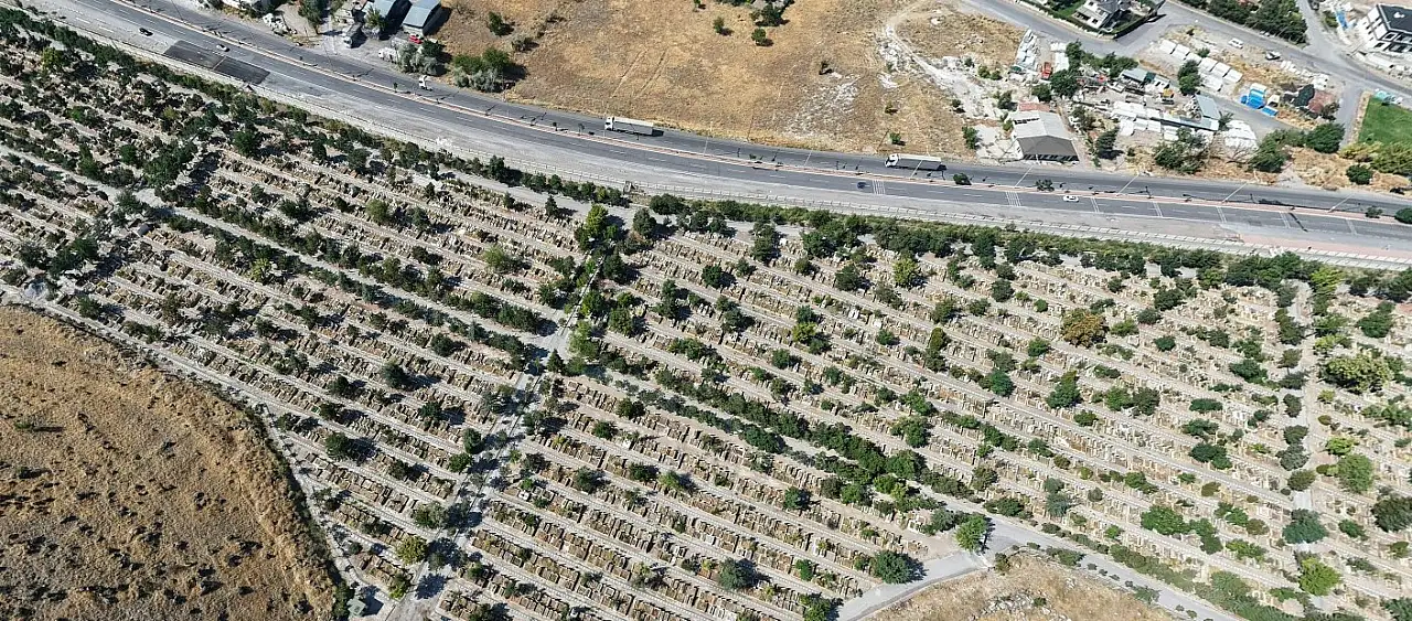 Kayseri'de mezarlık hareketliliği! 24 milyonluk imzalar atıldı