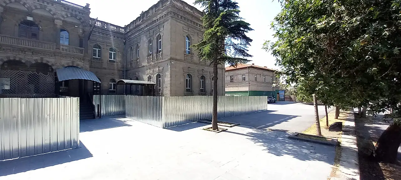 Kayseri'deki tarihi lise panellerle çevrildi!