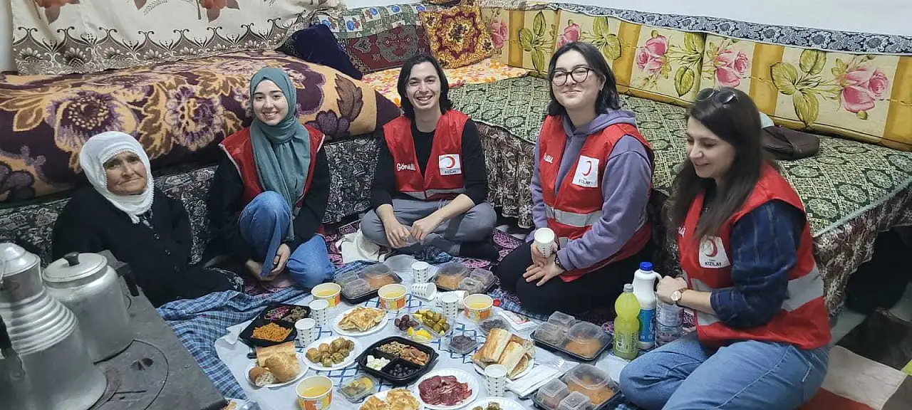 Kocasinan'da yalnızlığa iftar molası! 21 evde iftar sofrası kuruldu