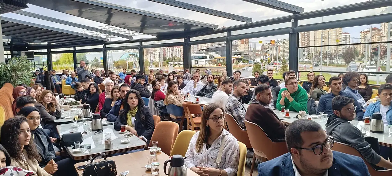 Davutoğlu'dan Erciyes Üniversitesine gönderme: Salonların yasaklanması, girişlerin engellenmesi, baskılar bizi engelleyemez!