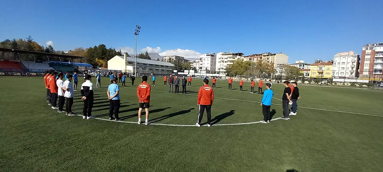 Develi'deki o okul spor bölümü ile dikkat çekti! Antrenmana bakın kim katıldı?