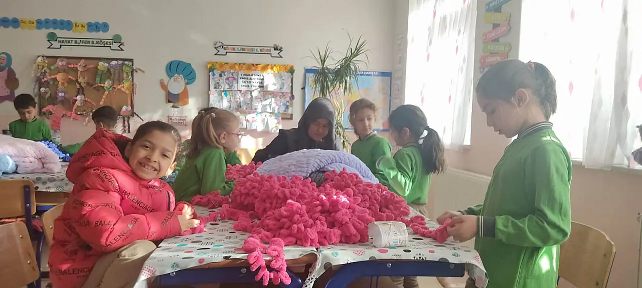 Minik ellerin ördüğü atkılar hastaların yüreğini ısıttı