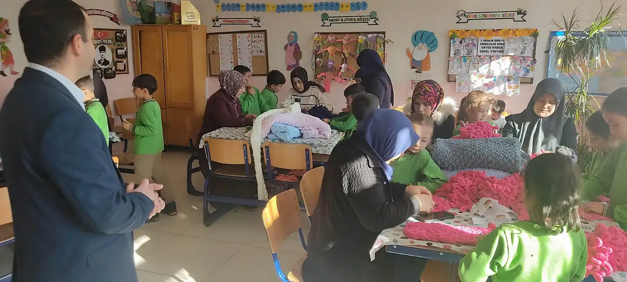 Minik ellerin ördüğü atkılar hastaların yüreğini ısıttı