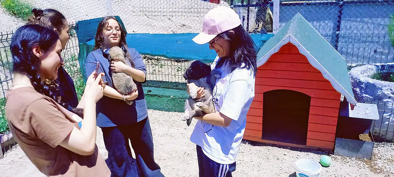 Gençler Pati Evi'ndeki can dostları ziyaret etti