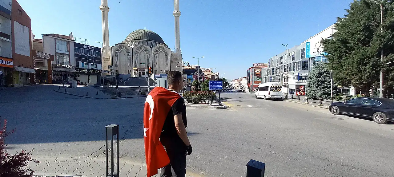 Sırtında Türk Bayrağı ile 48 kilometre yol yürüdü