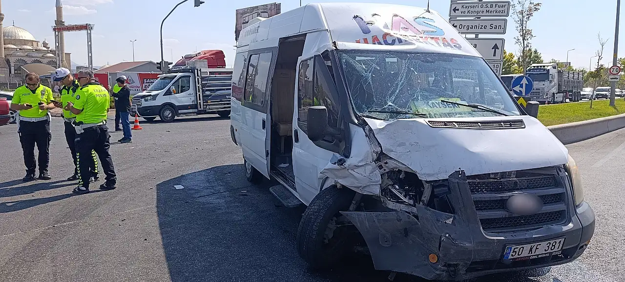 Kayseri'de otomobil ile minibüs çarpıştı!