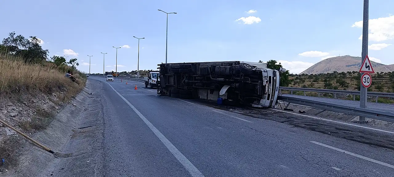 Talas'ta tır devrildi!