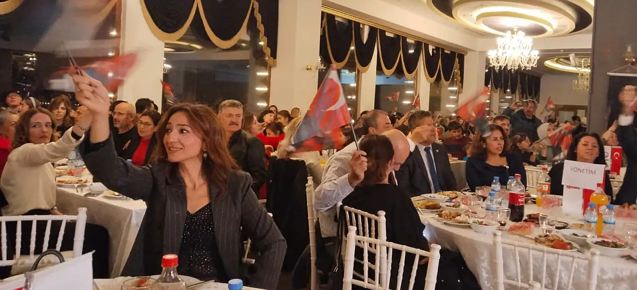 Eğitim İş 20. yaşını Cumhuriyetin 102. yılı ile birlikte kutladı