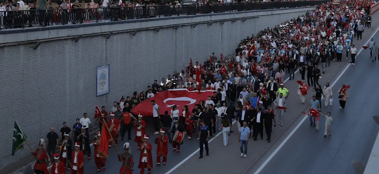 Kayseri'de yer gök kırmızı beyaz! Görenlerin göğsünü kabartan tarihi yürüyüş