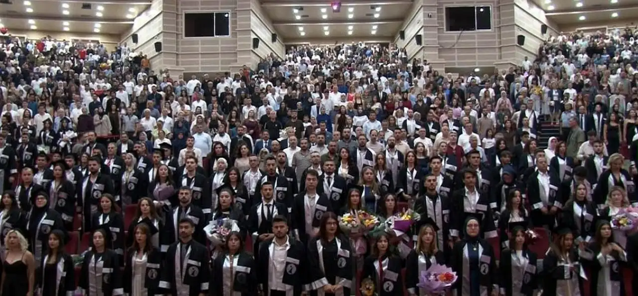 ERÜ İletişim Fakültesi'nde mezuniyet sevinci
