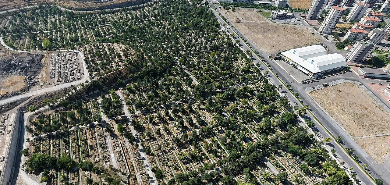 Kayseri'de mezarlık hareketliliği! 24 milyonluk imzalar atıldı