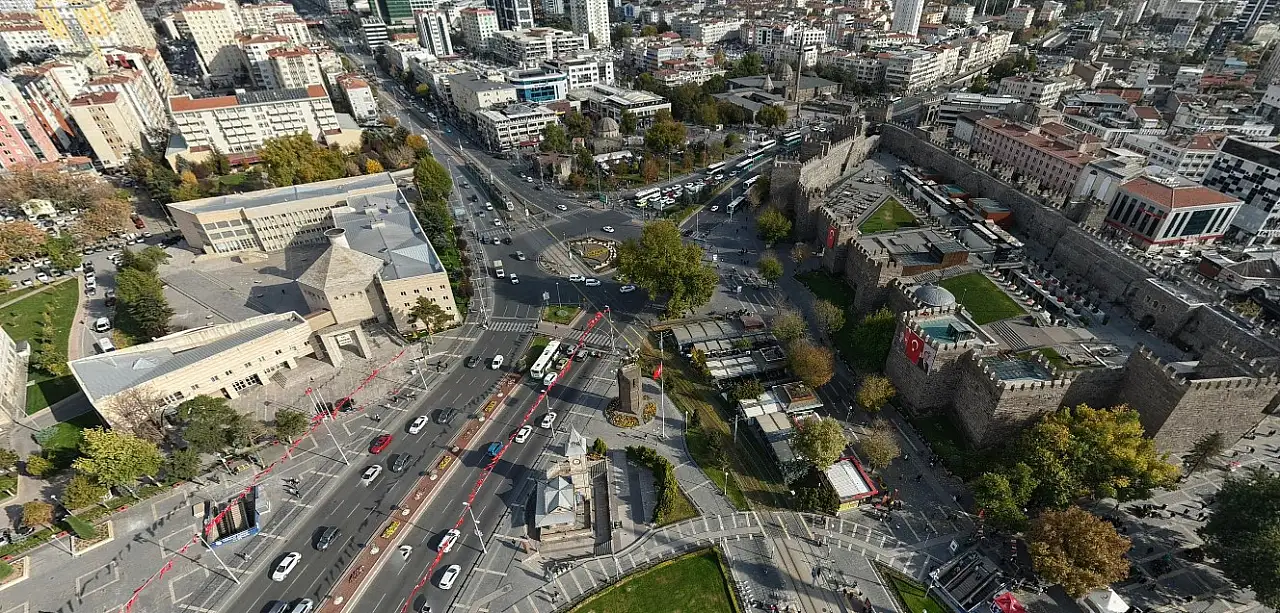 Kayseri Valiliği duyurdu! Cumhuriyet Meydanı trafiğe kapatılacak