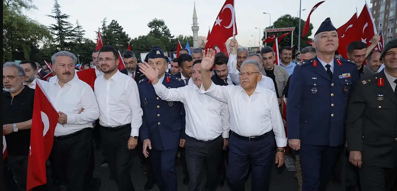 Kayseri'de yer gök kırmızı beyaz! Görenlerin göğsünü kabartan tarihi yürüyüş