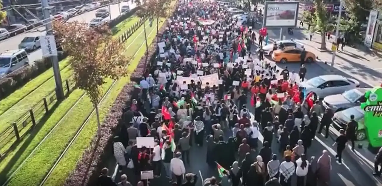Kayseri'de Filistin yürüyüşü! 12 kefenli bebek maketi bırakıldı