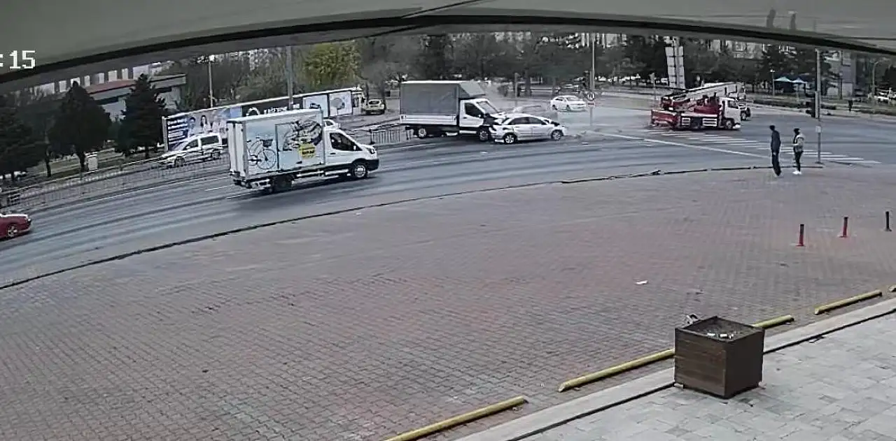 Kırmızı ışıktaki feci kaza kamerada