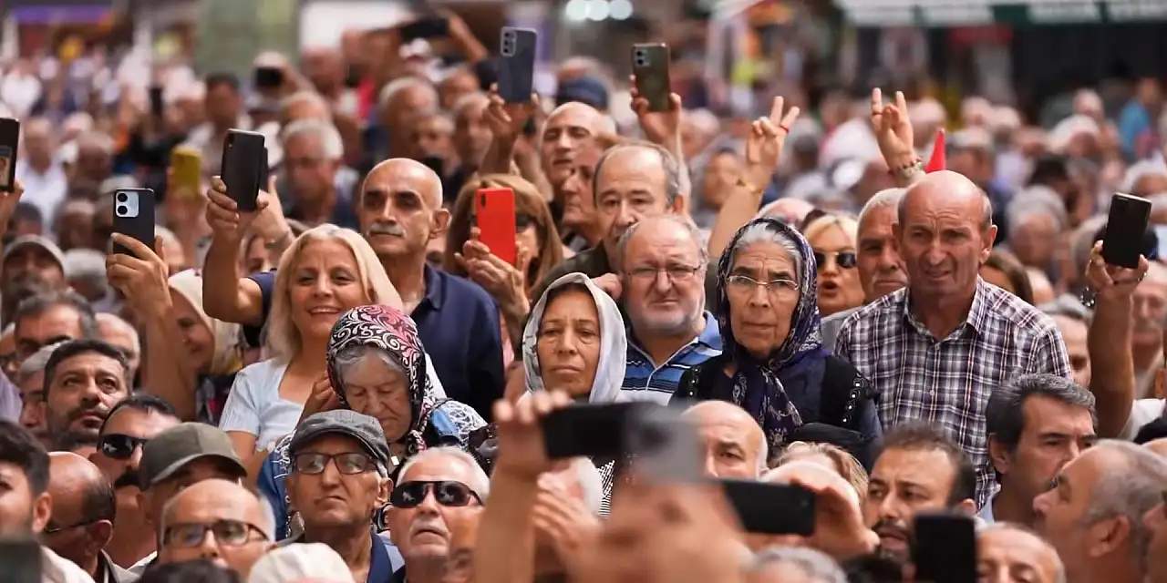 YENİ Parti Lideri Özgür Özel'in Kayseri ziyaretinde dikkat çeken işaret!